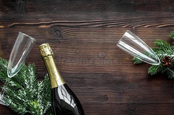 社交聚会和衣着整洁的,香槟酒和眼镜向庆祝新的年2