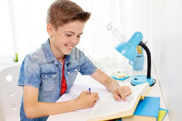学生男孩和书文字向note书在家