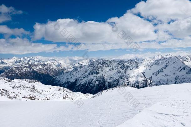 冬风景关于阿尔卑斯山的山范围