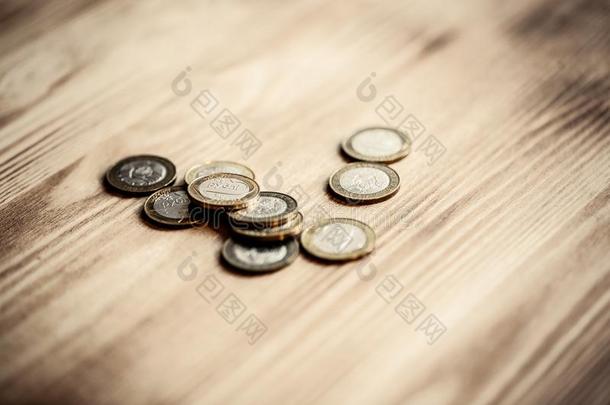 新的白俄罗斯的钱向木制的背景.2卢布coinsurance联合保险.