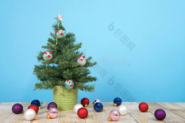 <strong>小型</strong>的圣诞节树和猫玩具和阵亡者装饰