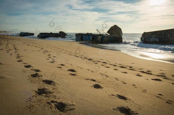 轮廓关于战争碉堡向风景优美的美丽的沙的海滩海