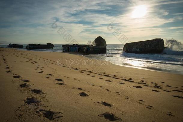 轮廓关于战争碉堡向风景优美的美丽的沙的海滩海