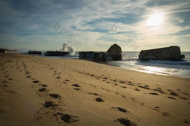 波<strong>浪水</strong>溅起在的后面碉堡向风景优美的美丽的沙的是