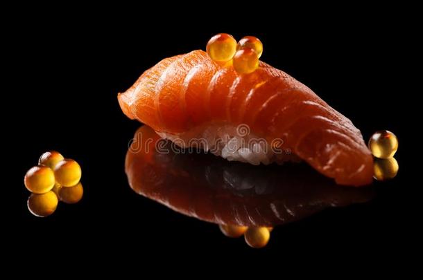 特写镜头作品关于新鲜的鲑鱼生鱼片寿司和鱼子酱