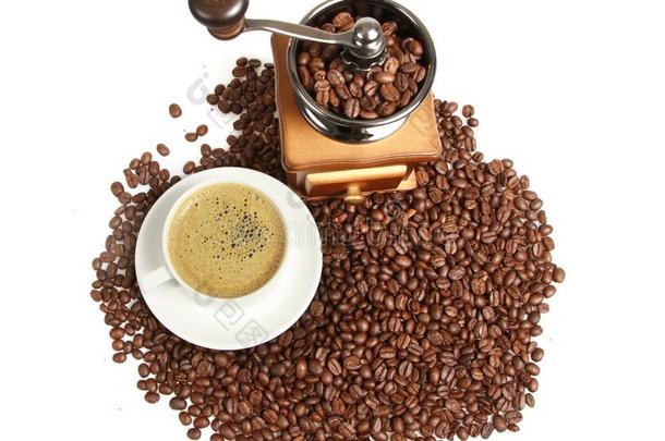 热的咖啡豆,酿酒的用手的咖啡豆研磨机和咖啡豆豆向wickets三柱门