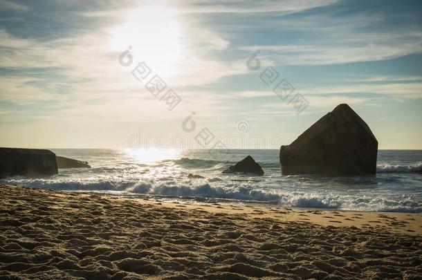 轮廓关于战争碉堡向风景优美的美丽的沙的海滩海