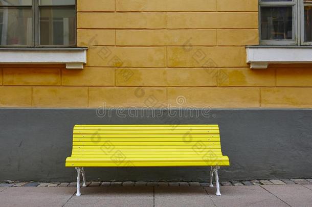 黄色的长凳越过一or一ge墙.芬兰首都赫尔辛基城市中心