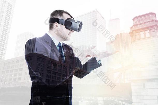 微笑的商人相互作用和VirtualReality虚拟现实物体向他的手掌