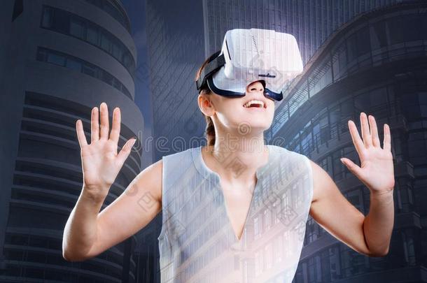 微笑的女人采用VirtualReality虚拟现实戴在头上的耳机或听筒look采用g在上面