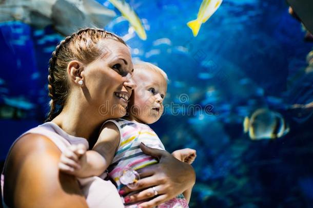 母亲和她小孩观察海生活采用大型海洋水族馆