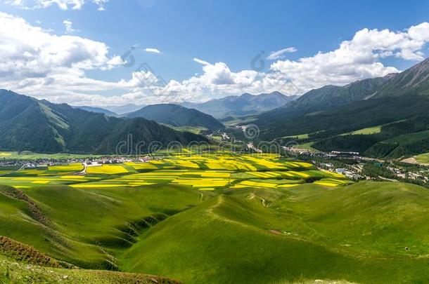 中国青海祁连县<strong>卓尔</strong>山风景优美的