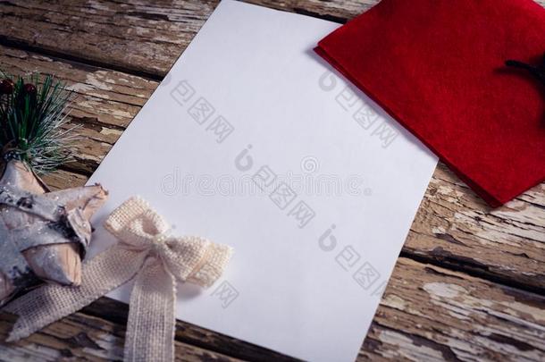 红色的信封,空白的纸和圣诞节装饰向木制的Poland波兰