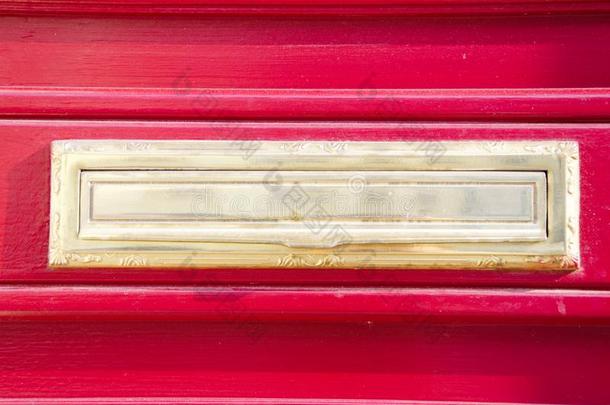 <strong>古典</strong>的老的邮筒采用<strong>红色</strong>的木制的门