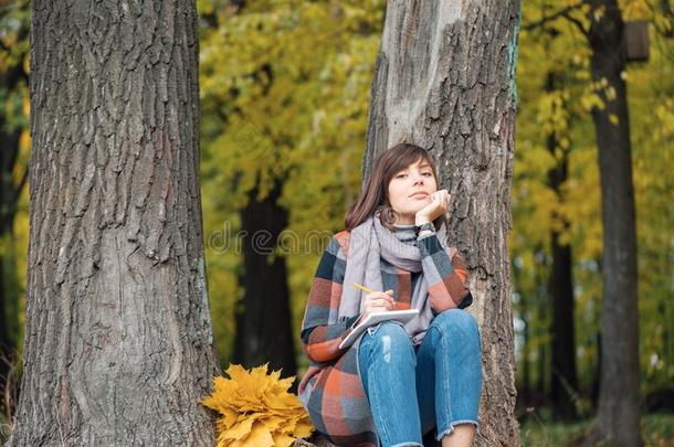 极好的秋的看法.迷人的年幼的幸福的微笑的女人sitting-room<strong>起居</strong>室