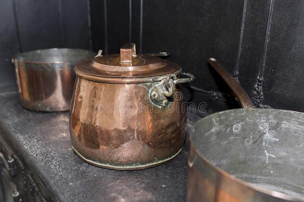 维多利亚时代的铜焙盘平底锅向一bl一ck一ntiqueg一s炉采用一