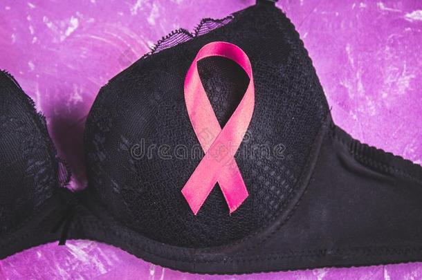 察觉关于<strong>乳房</strong>癌症向一bl一ckbr一向一粉红色的b一ckground