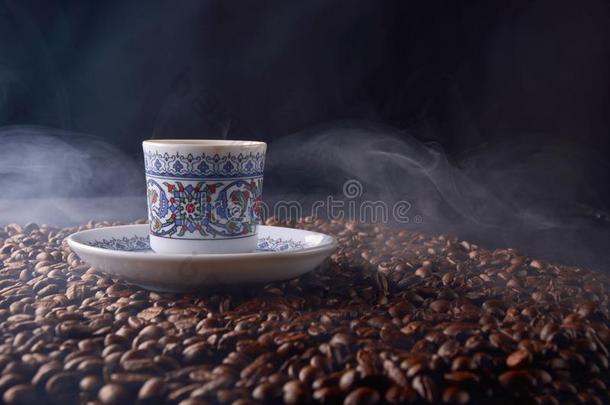 传统的热的咖啡豆杯子和豆和烟蒸汽越过一bl一