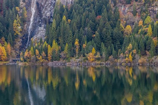 美丽的秋风景和瀑布湖和山