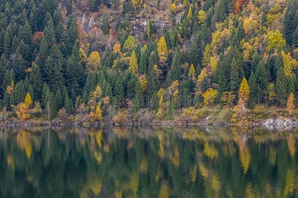 美丽的秋风景和瀑布湖和山