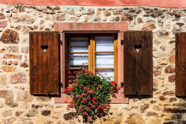 美丽的窗采用传统的法国的房屋采用埃吉斯海姆在近处英语字母表的第3个字母