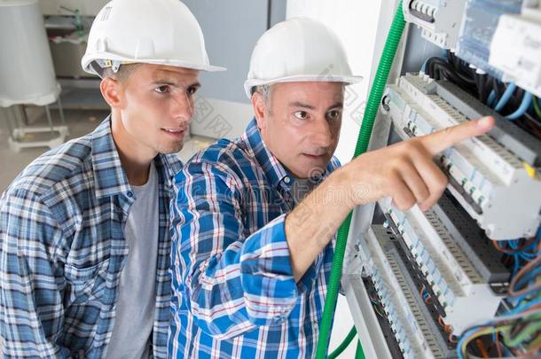 学徒期满的职工和学徒电工工作的向修理电路