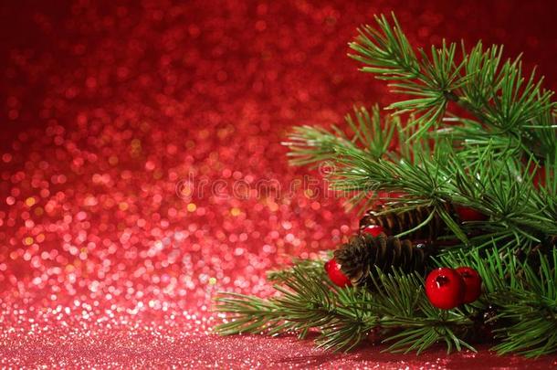 圣诞节树向辉煌的红色的背景