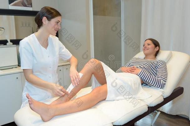 女人获得腿给打蜡在美好休闲健身中心