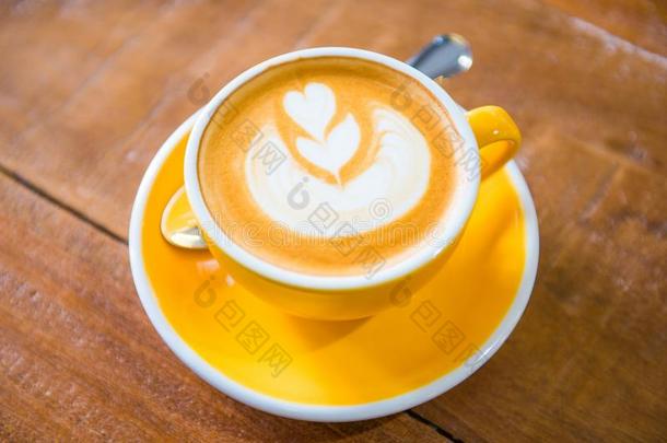 咖啡豆杯子和拿铁咖啡艺术采用咖啡馆