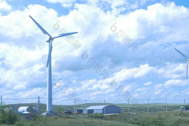 风涡轮机农场.风力发电机风车采用和煦的：照到阳光的蓝色天一天