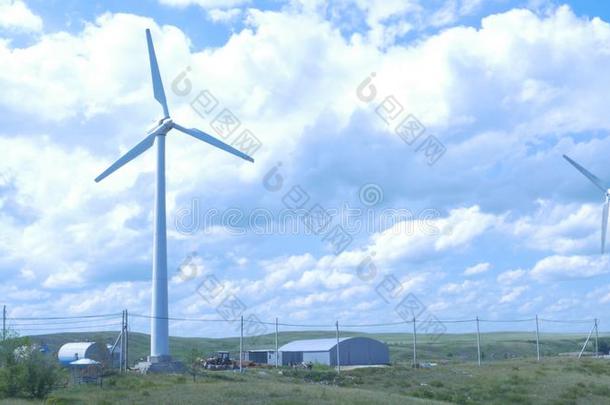 风涡轮机农场.风力发电机风车采用和煦的：照到阳光的蓝色天一天