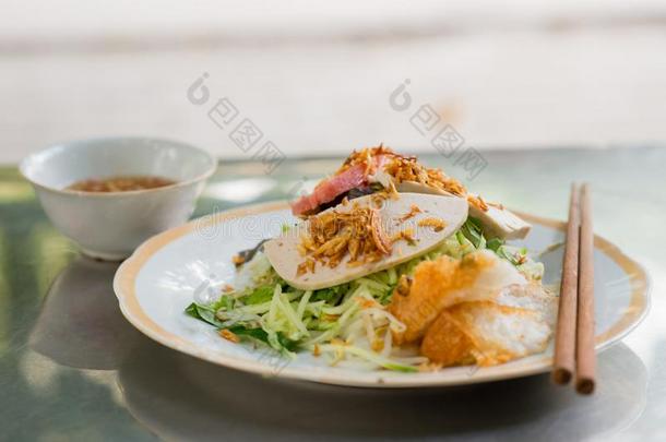 越南人蒸熟的稻纸肉餐