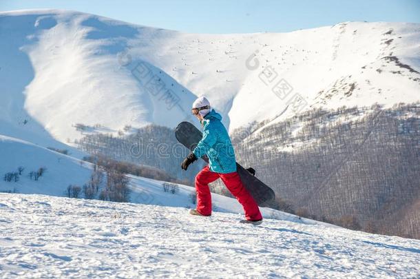 年幼的女人和滑雪板