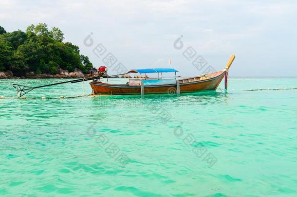 木制的小船向指已提到的人清楚的绿松石海水