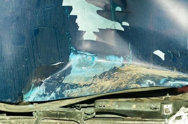 总计的损害向指已提到的人蓝色汽车兜帽和破碎的金属部抓痕