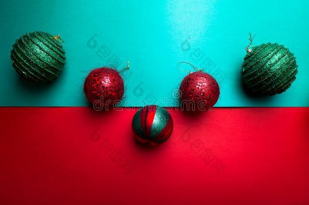 圣诞节球向绿色的和红色的胡椒后退.圣诞节欢迎