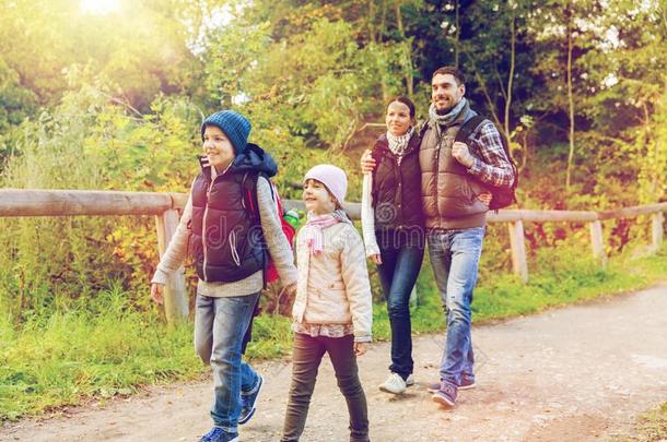 幸福的家庭和背包徒步旅行采用森林