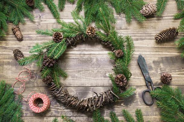 圣诞节花环和冷杉树枝和松树圆锥体向木制的表