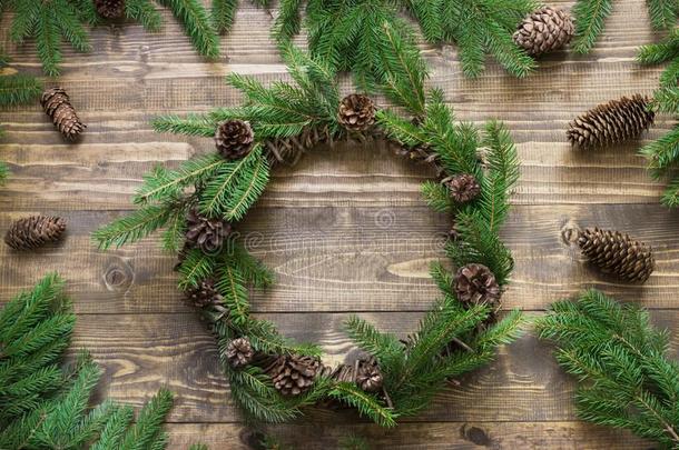 圣诞节花环和冷杉树枝和松树圆锥体向木制的表