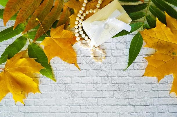 树叶秋白色的砖墙,珍珠,小珠子,