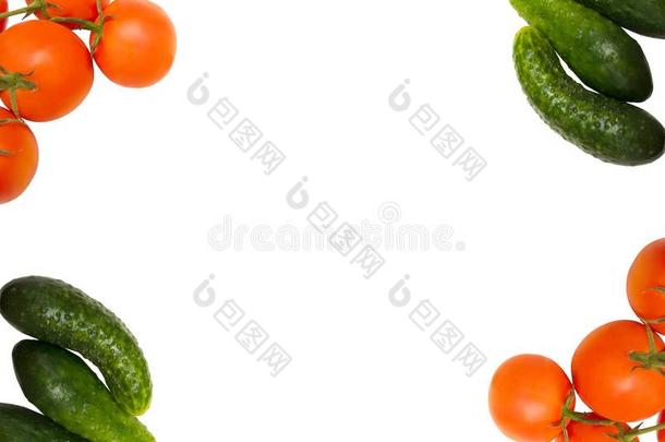 番茄和黄瓜向一白色的b一ckground