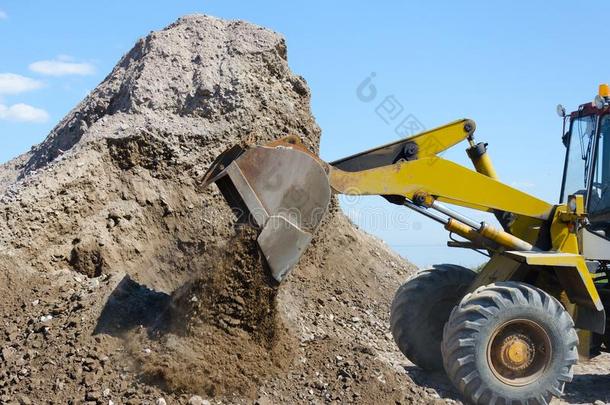 轮子开凿者挖掘沙砾桩