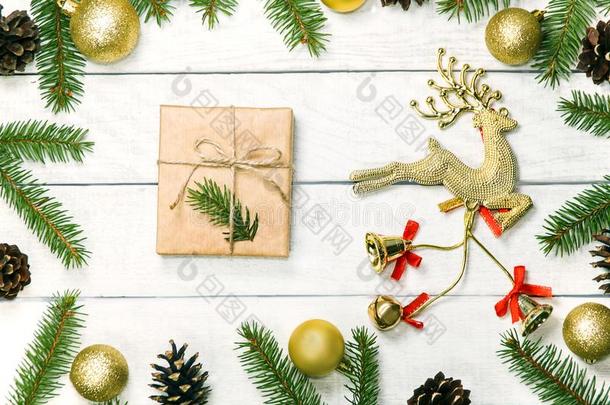 白色的木制的圣诞节背景.边装饰冷杉树枝