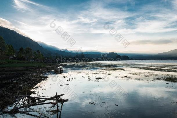 看法日落越过巴<strong>都</strong>尔湖在近处巴<strong>都</strong>尔火山金塔马尼地区波黑