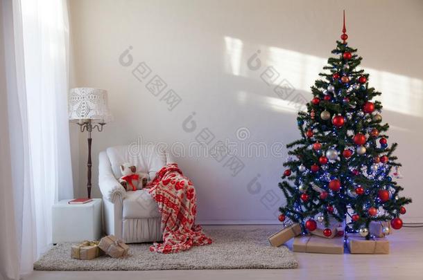 <strong>圣诞节</strong>树和<strong>圣诞节</strong>礼物采用白色的过道向<strong>圣诞节</strong>