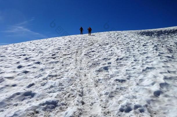 人攀登的一mount一in<strong>雪原</strong>