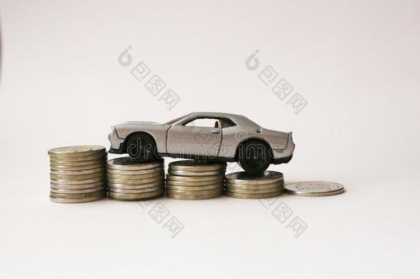 银色的玩具汽车向银色的和金色的coinsurance联合保险向白色的波黑