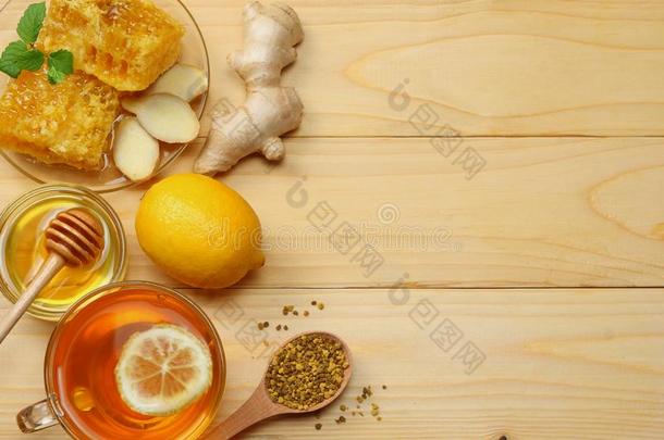 健康的背景.蜂蜜,蜂蜜comb,柠檬,茶水,姜向极少的量