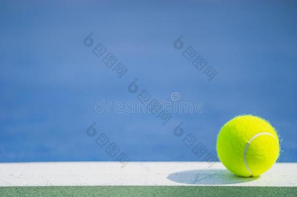num.一新的网球球向白色的线条采用蓝色和绿色的困难的法院wickets三柱门