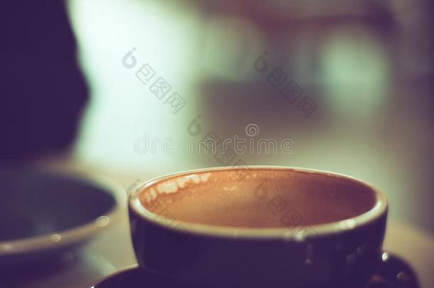 棕色的奶起泡沫关于热的拿铁咖啡左边的采用黑的c关于fee杯子和复制品